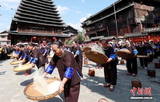 图为民俗表演现场。龚普康 摄