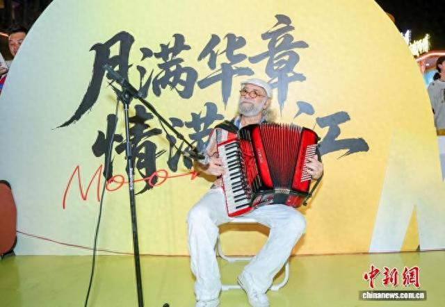 10月6日晚，乔恩演奏现场。 (主办方供图)