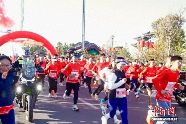 “怡然见晋中·悦跑秋风里”“我们的节日·重阳”系列村跑活动11月1日在山西祁县乔家大院开跑。祁县融媒体中心供图