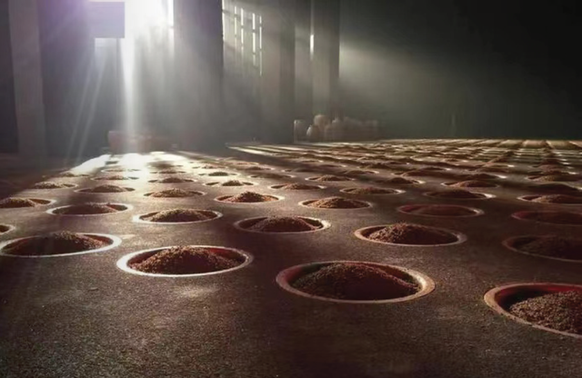 汾阳青花酒厂使用地缸古法发酵。 青花酒厂 供图
