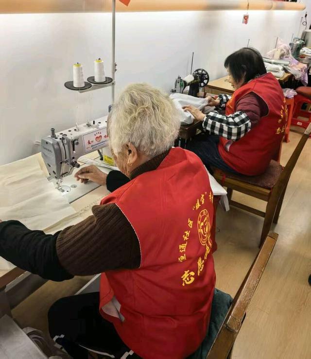 老党员志愿者在“暖宝”幸福驿站公益劳动。中青报·中青网记者 王海涵/摄