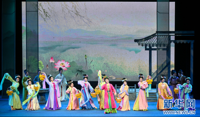   10月3日晚，互动式剧场演艺《三山旧梦》在福州评话伬艺传习所首演。新华网发（福州闽剧艺术传承发展中心供图）