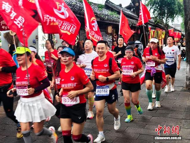 跑者在阆中古城景区跑步前行。梁德 摄