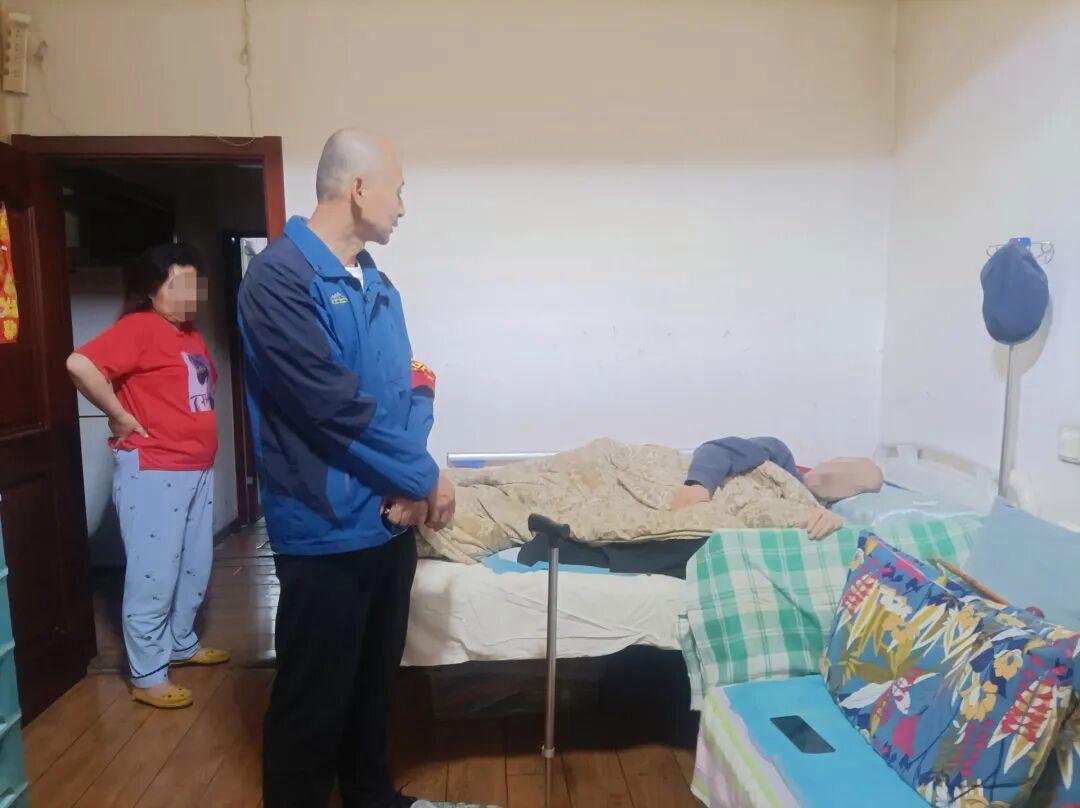 居委会工作人员来到老人家中回访。图源：北京日报
