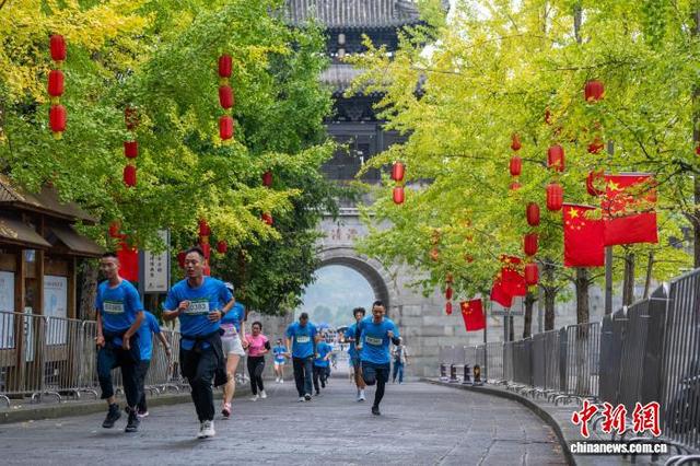 跑者进入阆中古城景区。任冠金 摄