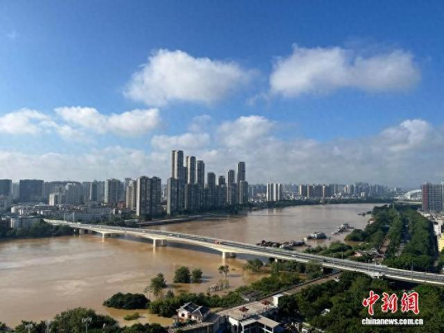 图为10月4日9时拍摄的南宁邕江北大桥河段。揭浩秋 摄