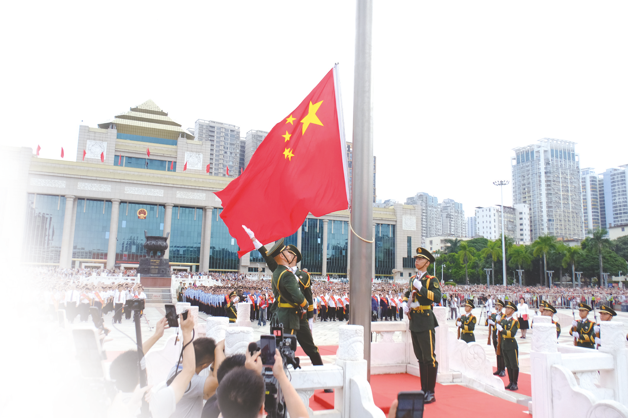     升国旗仪式在民族广场举行。    本报记者宋延康 摄
