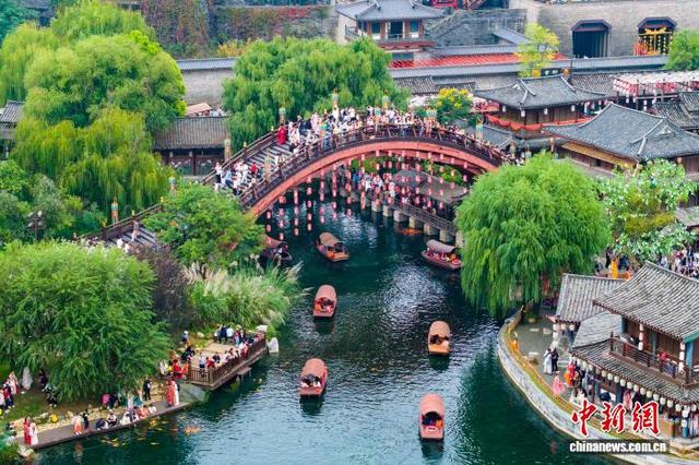 图为襄阳唐城影视基地，游客登上小桥看风景。(无人机照片)张倩龙 摄