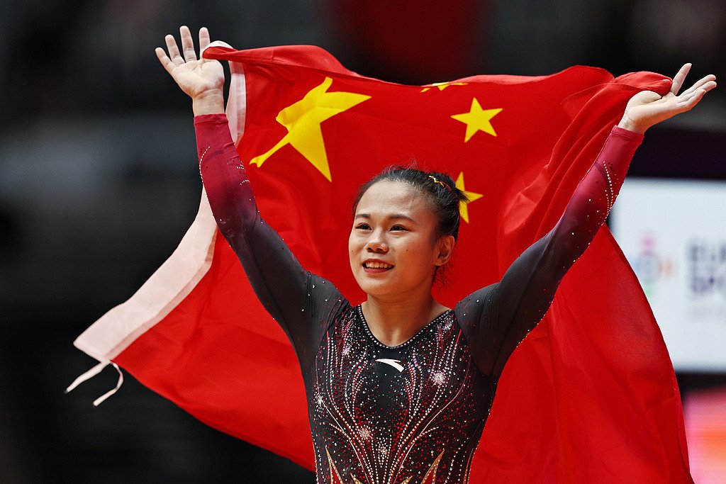 张清颖赛后激动地高举五星红旗。