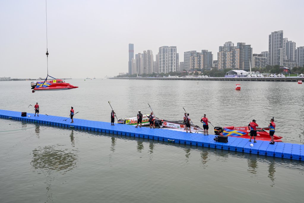 摩托艇被吊入比赛起点处。澎湃新闻记者 朱伟辉 图