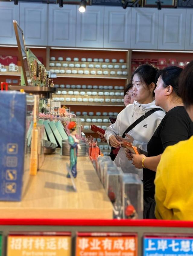 游客在晋祠博物馆挑选文创产品。新华网 王梦佳 摄