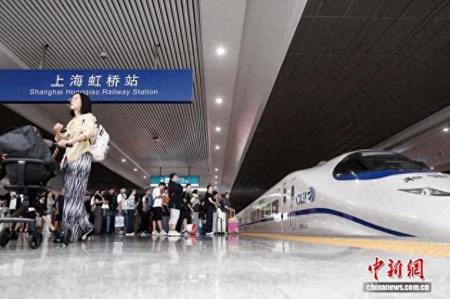 旅客在铁路上海虹桥站站台上，等待高铁列车的到来。中新网记者 殷立勤 摄