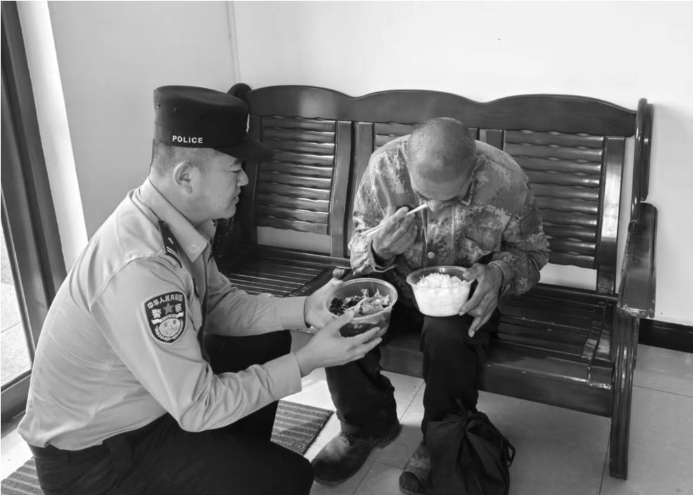 民警将老人带回派出所,并送上热乎乎的饭菜。警方供图