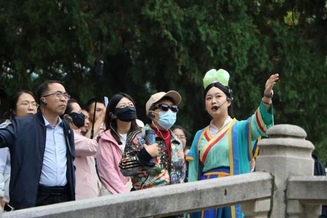 晋祠博物馆的讲解员化身彩塑侍女，讲述晋祠的历史文化。（晋祠博物馆供图）