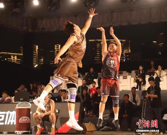 激烈对抗的球员。 熊锦阳 摄