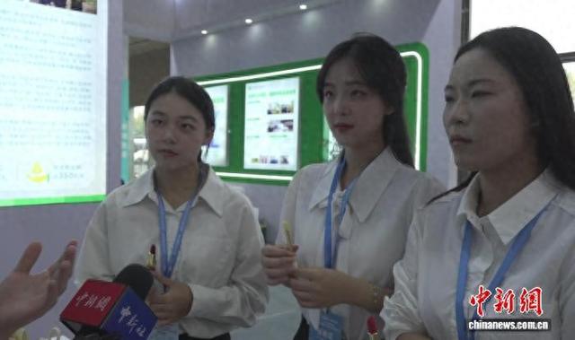 10月17日，中国药都江西樟树第56届全国药材药品交易会上，来自医药院校的学子向记者介绍“中药+”口红展品。姜涛 摄