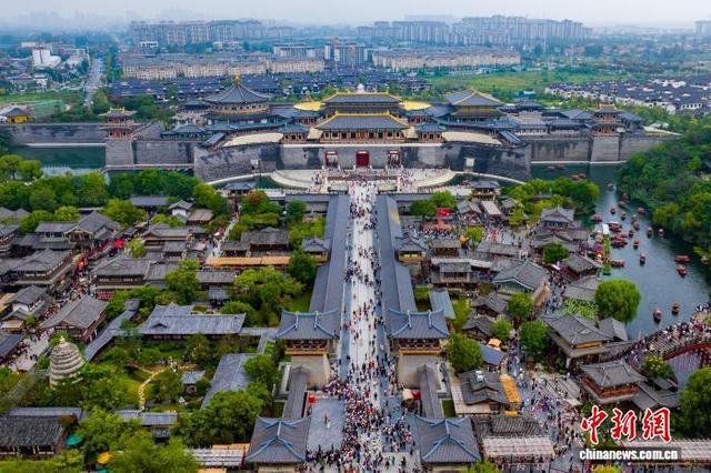 图为襄阳唐城影视基地游人如织。(无人机照片)张倩龙 摄