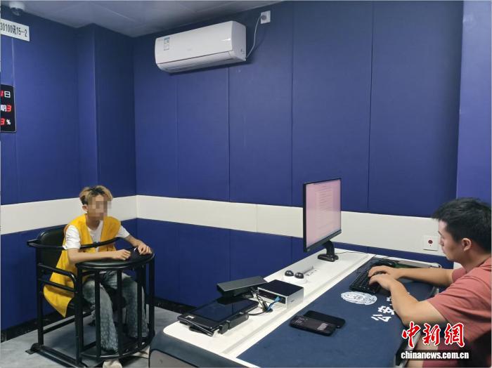 警方审讯犯罪嫌疑人。合肥警方 供图