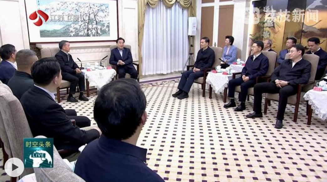 10月27日，省委书记信长星、省长刘小涛在南京与国家卫健委副主任、国家疾控局局长沈洪兵举行工作会谈。