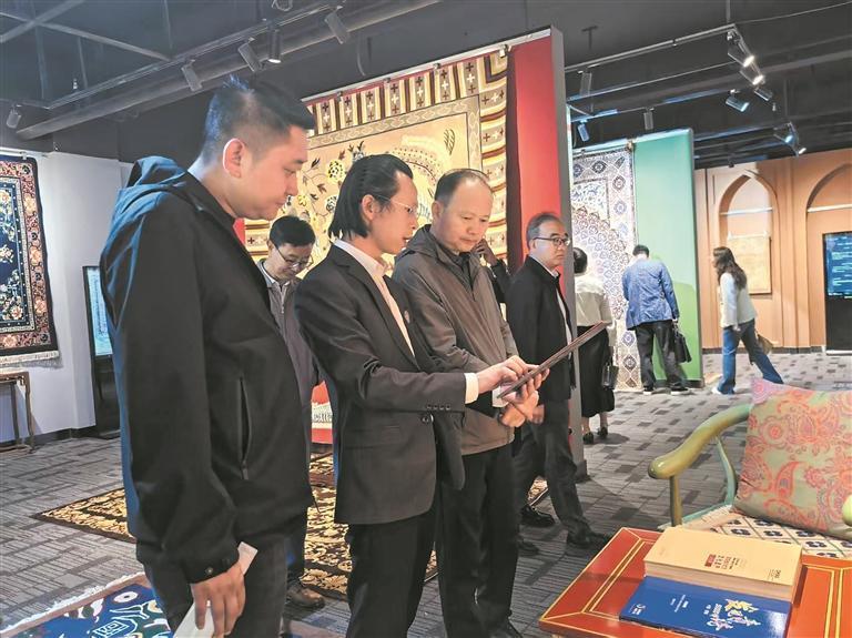 省政协调研组在西宁综保区考察外贸商品出口情况。省政协供图