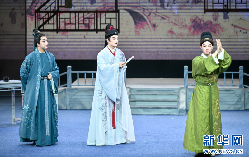   10月3日晚，互动式剧场演艺《三山旧梦》在福州评话伬艺传习所首演。新华网发（福州闽剧艺术传承发展中心供图）