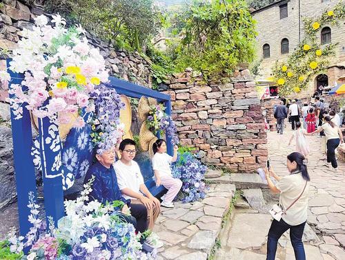 10月2日下午，在邢台市信都区英谈古寨，游客正在拍照打卡。本报记者吕若汐摄