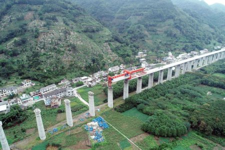渝昆高铁7标塘坝特大桥架梁施工现场。中国铁路成都局集团供图