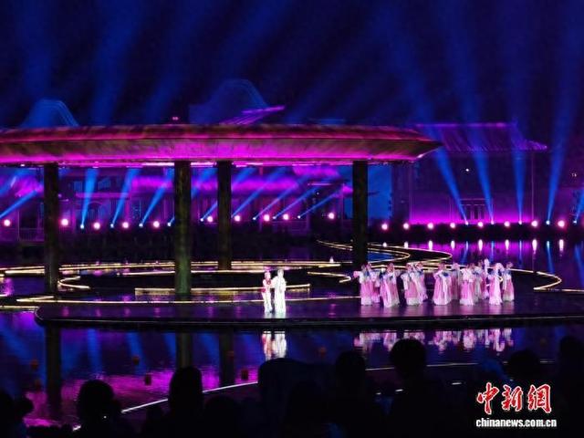10月24日晚,2025年第七届汤显祖国际戏剧交流月活动在“汤显祖故里”江西省抚州市启幕。 姜涛 摄