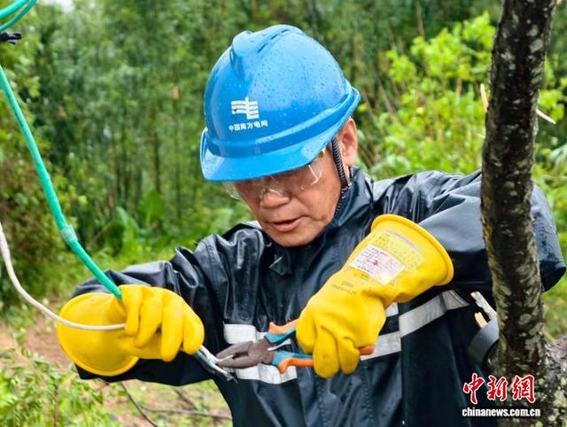 10月6日，防城港防城供电局工作人员接到一宿舍断电信息后，迅速架设临时线路恢复照明。郑菊 摄