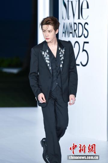 10月28日,2025ELLE风尚大典在海南三亚举行。图为檀健次亮相活动现场。中新网记者 骆云飞 摄