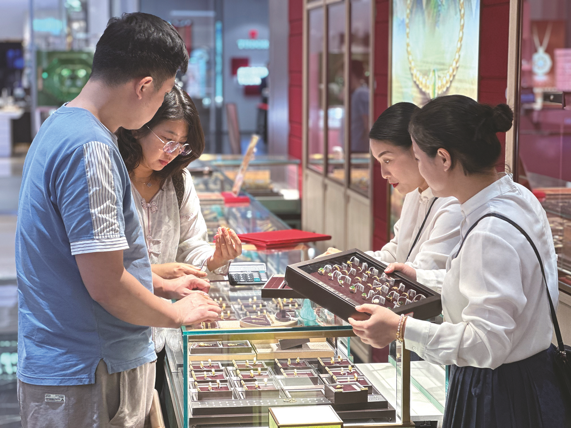     消费者在金店内选购饰品。    本报记者韦静 摄