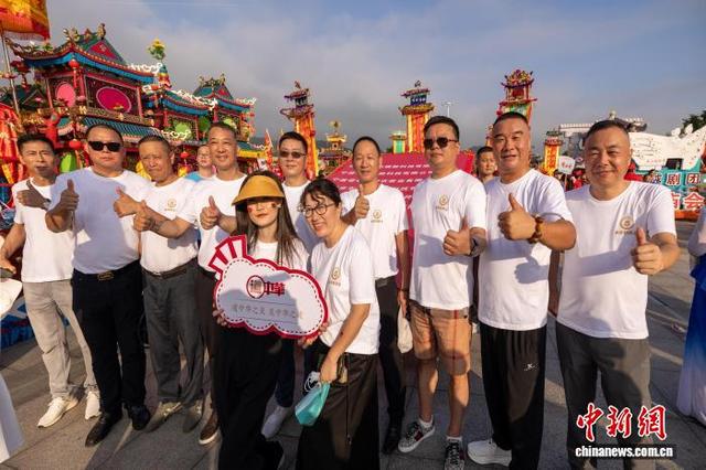 10月6日，来自咸祥镇商会的各族同胞在活动现场合影留念。顾一伟 摄