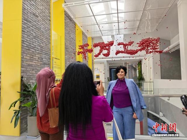 图为国际学员在余村展馆内拍照留念。张煜欢 摄