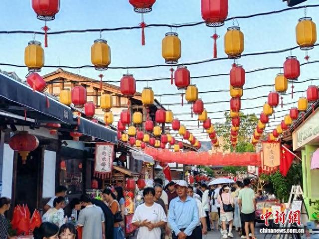 10月2日，三明市沙县区东门历史文化街区游人如织。 雷朝良 摄