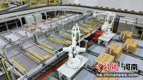 图为郑州富士康M区智能仓储基地。郑州富士康供图