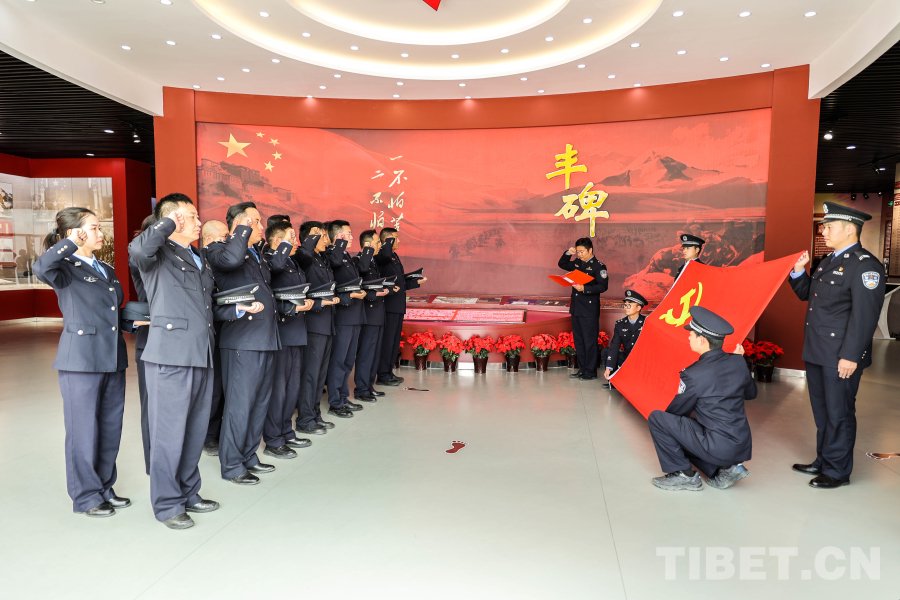 图为党员民警重温入党誓词 