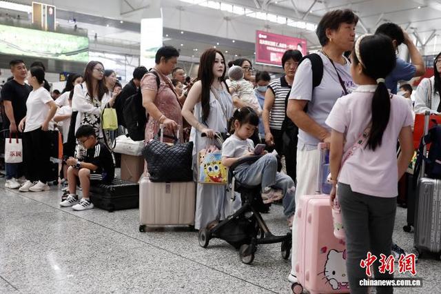 旅客在铁路上海虹桥站等待验票上车。中新网记者 殷立勤 摄