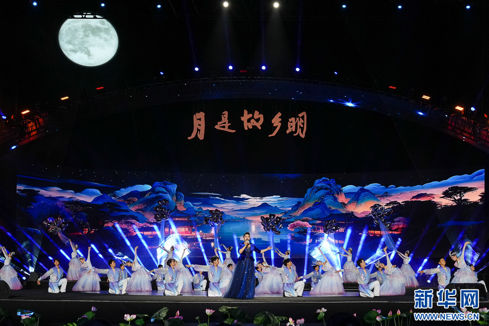   这是歌舞节目《海上明月》（10月5日摄）。新华网 肖和勇 摄