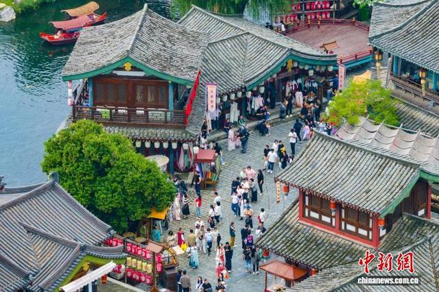 图为襄阳唐城影视基地，仿古建筑尽显唐风古韵。(无人机照片)张倩龙 摄