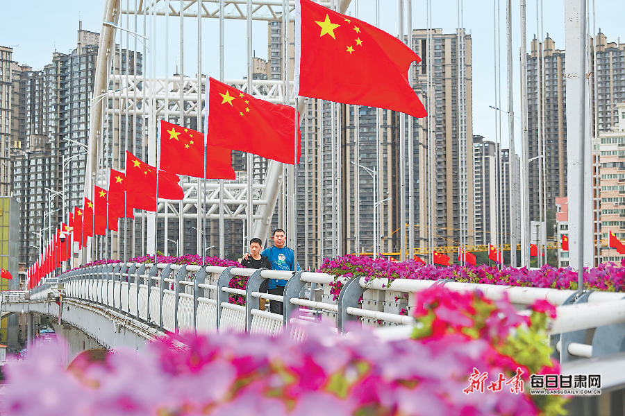 兰州市街头五星红旗迎风飘扬，成为一道亮丽的风景线。本组图片均为新甘肃·甘肃日报记者 丁凯 摄