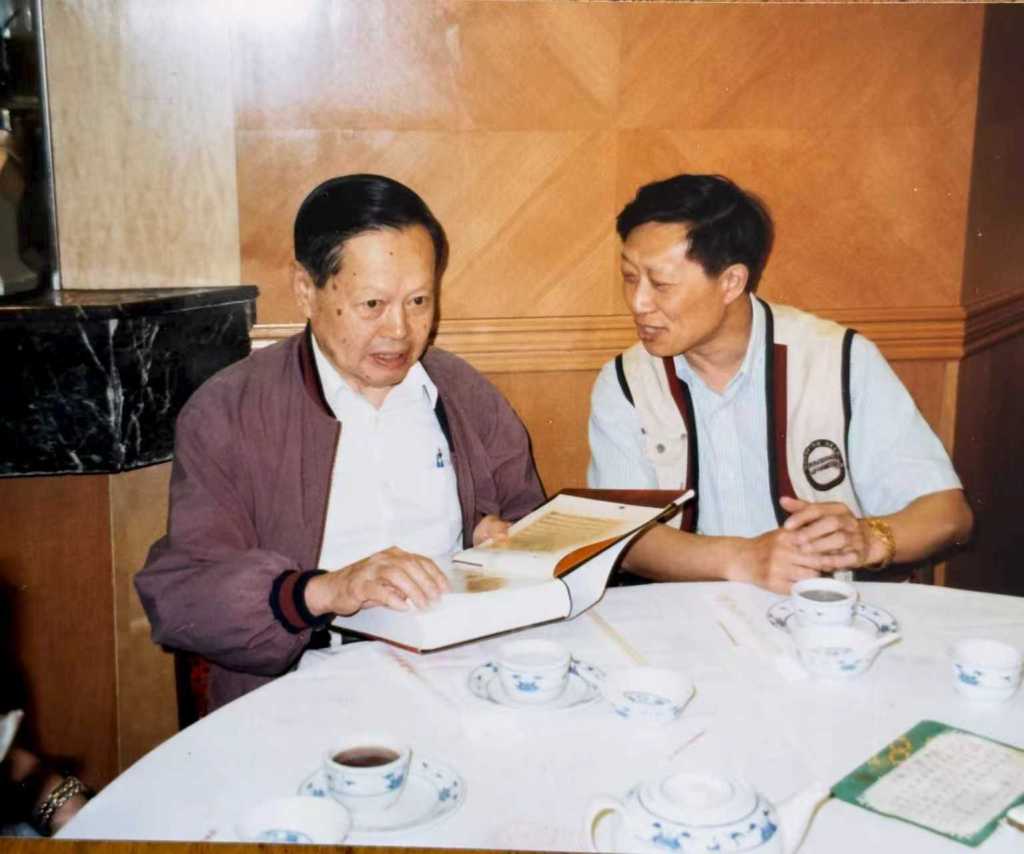 2000年在香港饮茶，沈津将新出的《哈佛燕京善本书志》送给杨教授