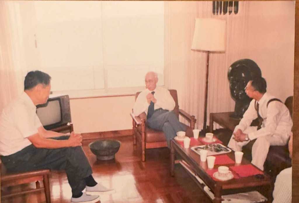 杨振宁教授和饶宗颐教授在杨教授的宿舍里聊天