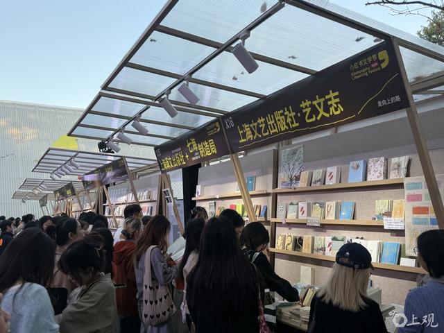 草地上的“小红书文学节”，图书市集人头攒动。施晨露摄