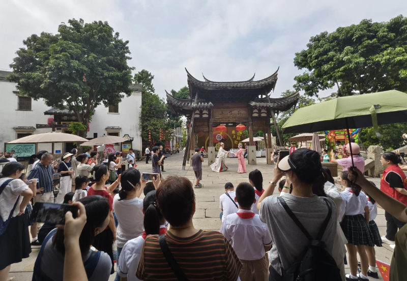 闽剧快闪惊喜亮相福州上下杭。新华网发（福州闽剧艺术传承发展中心供图）