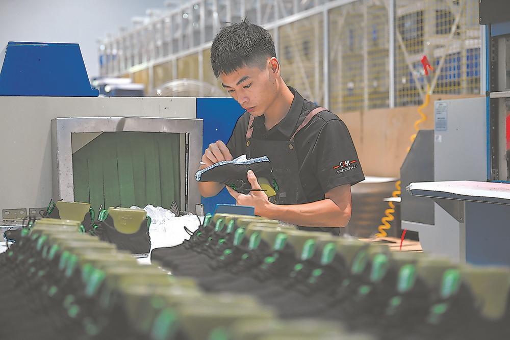 工人在莆田双驰科技定制工厂店的智能工厂作业。周义 摄
