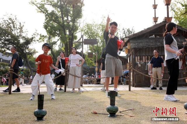 10月4日，游客体验投壶。孙杨洋 摄