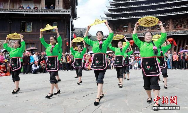 图为文艺表演现场。龚普康 摄