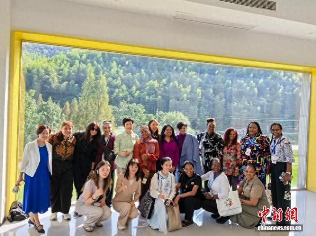 图为国际学员在余村拍照留念。张煜欢 摄