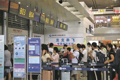 8月10日,旅客在贵阳龙洞堡国际机场排队值机。 贵州民航集团/供图