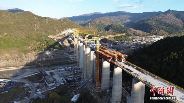 合龙现场。肖世勋 摄